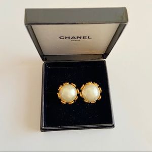 Vintage CHANEL clip on earrings